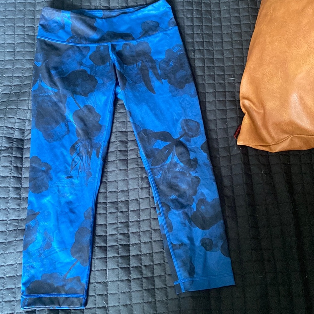 Wonder Under Crop 23” Size 6